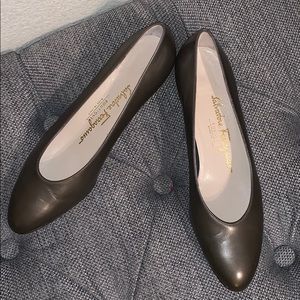 Salvatore Ferragamo Leather Flats in Gray Size 7B